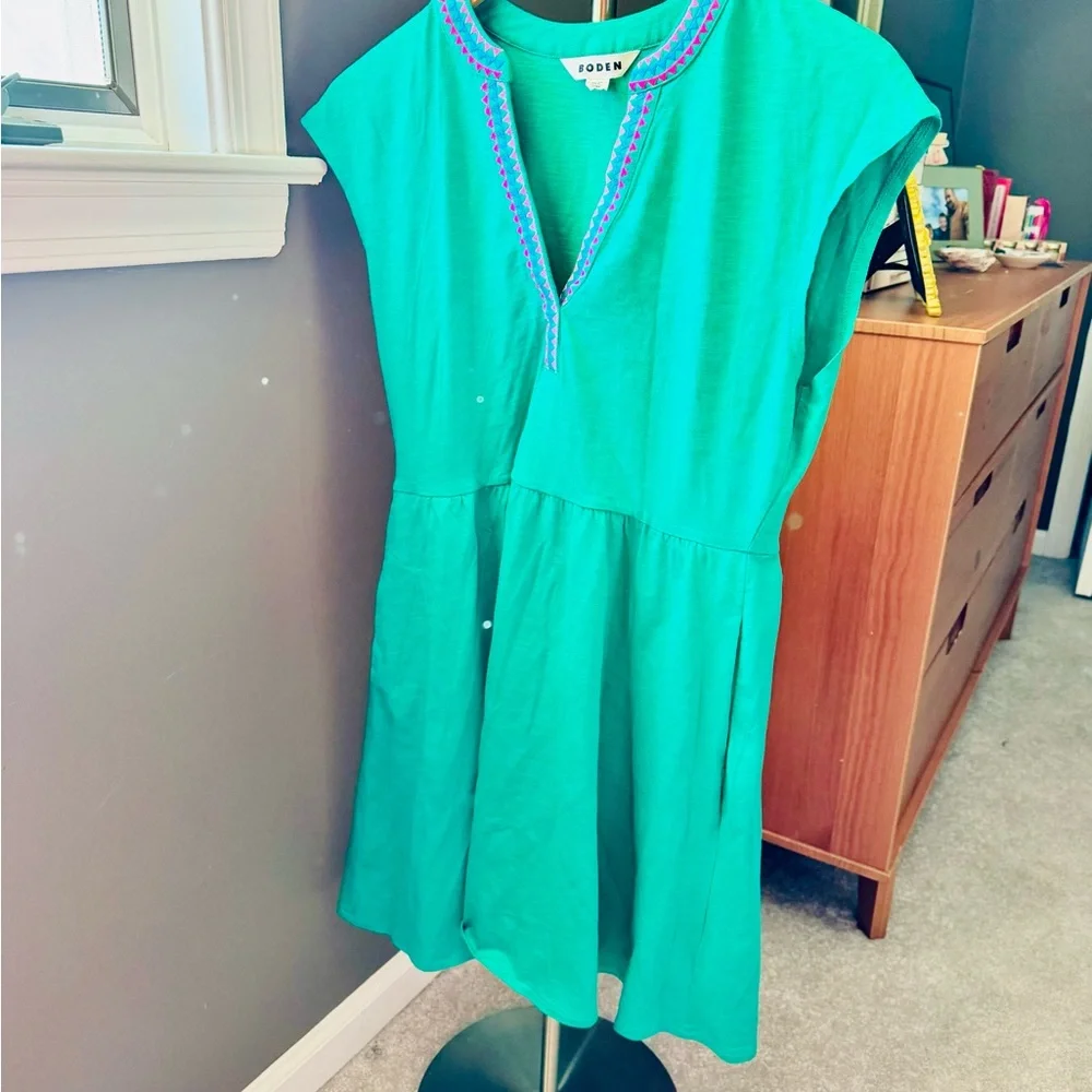 Boden Chloe Embroidered Short Dress, Rich Emerald - Picture 4 of 5